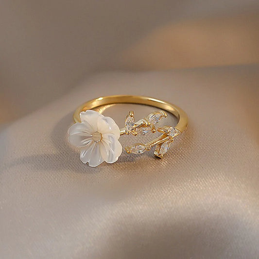 Majorelle White Shell Flower Opening Rings