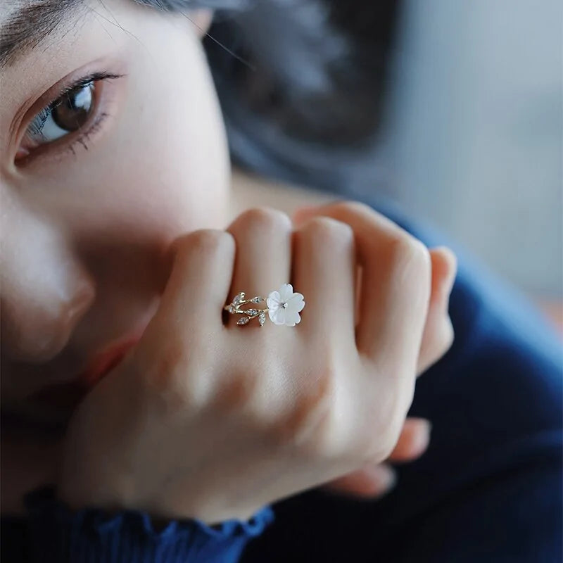 Majorelle White Shell Flower Opening Rings